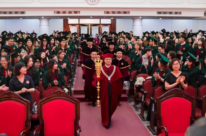 Hiệu trưởng Trúc Lê cầm trượng trong buổi Lễ tốt nghiệp và trao bằng tốt nghiệp chính quy của Trường đại học Kinh tế (Đại học Quốc gia Hà Nội) ngày 29/7. Ảnh: Fanpage nhà trường